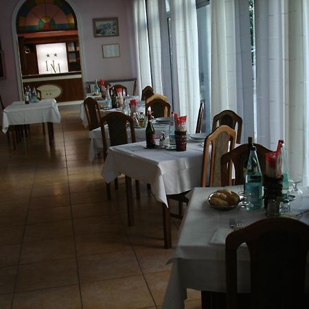 Hotel Mignon 50 Mt Dalla Spiaggia E Dall'Isola Pedonale Alassio Exteriör bild