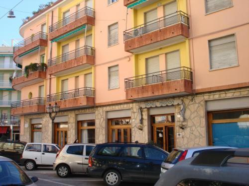 Hotel Mignon 50 Mt Dalla Spiaggia E Dall'Isola Pedonale Alassio Exteriör bild