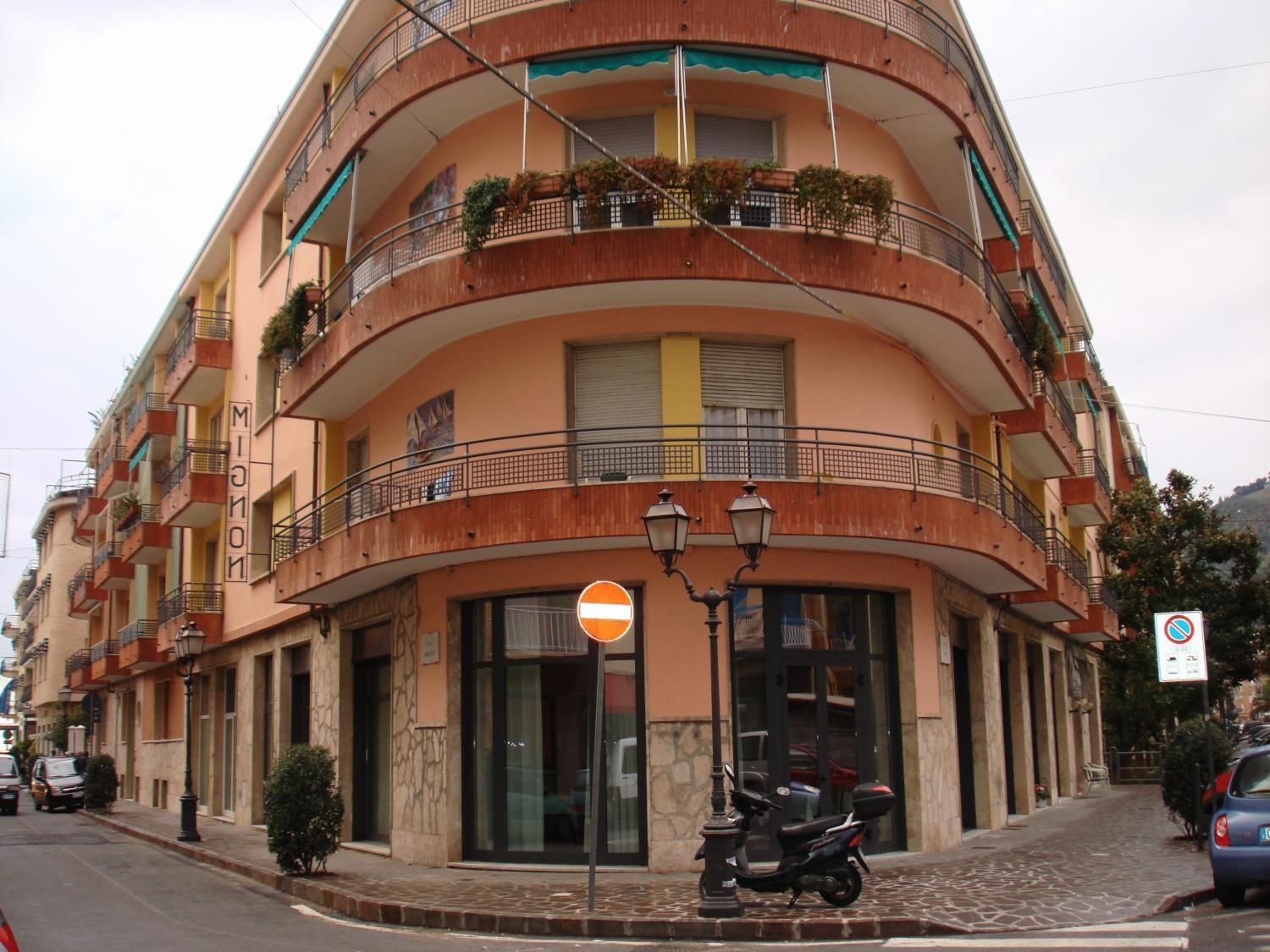 Hotel Mignon 50 Mt Dalla Spiaggia E Dall'Isola Pedonale Alassio Exteriör bild