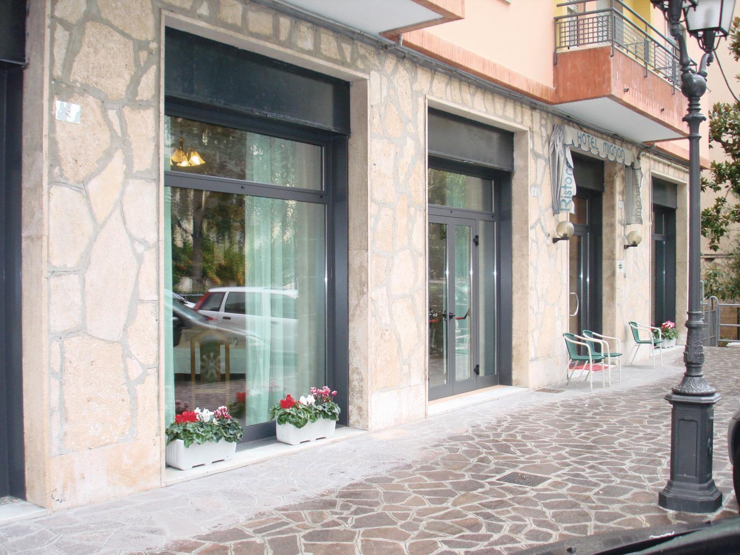 Hotel Mignon 50 Mt Dalla Spiaggia E Dall'Isola Pedonale Alassio Exteriör bild
