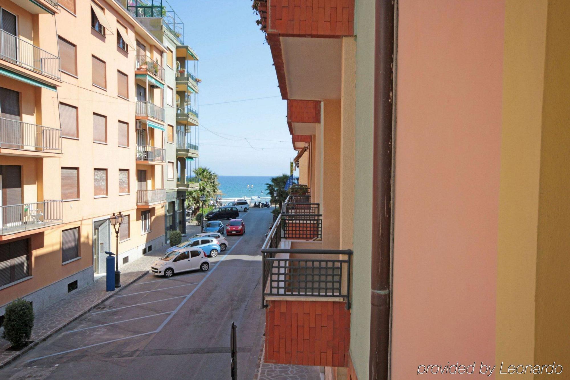 Hotel Mignon 50 Mt Dalla Spiaggia E Dall'Isola Pedonale Alassio Exteriör bild