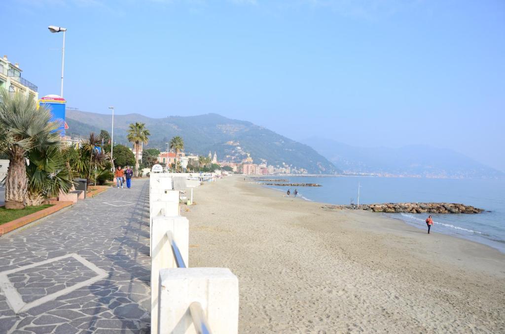 Hotel Mignon 50 Mt Dalla Spiaggia E Dall'Isola Pedonale Alassio Exteriör bild