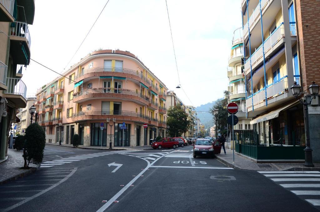 Hotel Mignon 50 Mt Dalla Spiaggia E Dall'Isola Pedonale Alassio Exteriör bild