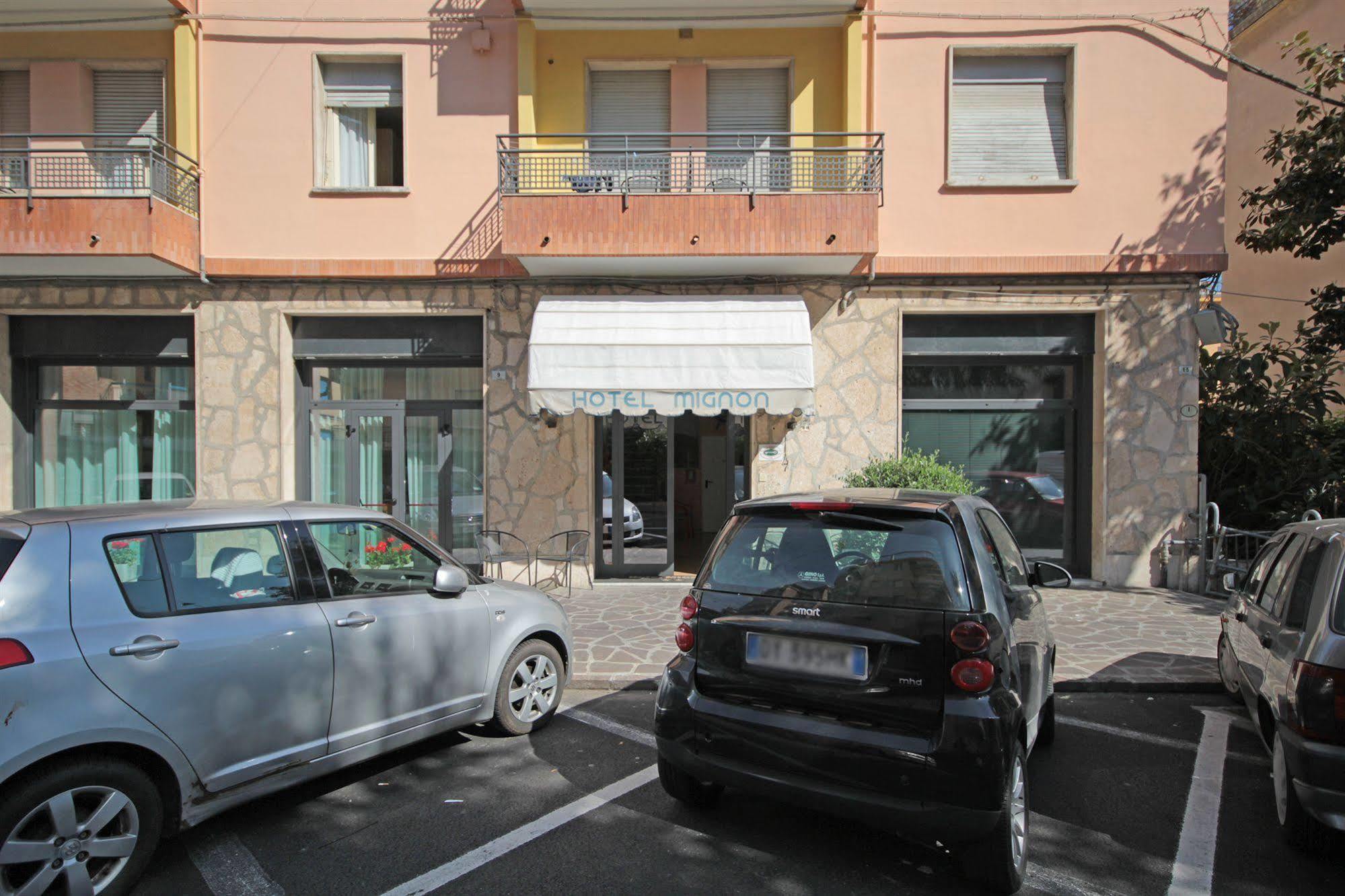 Hotel Mignon 50 Mt Dalla Spiaggia E Dall'Isola Pedonale Alassio Exteriör bild